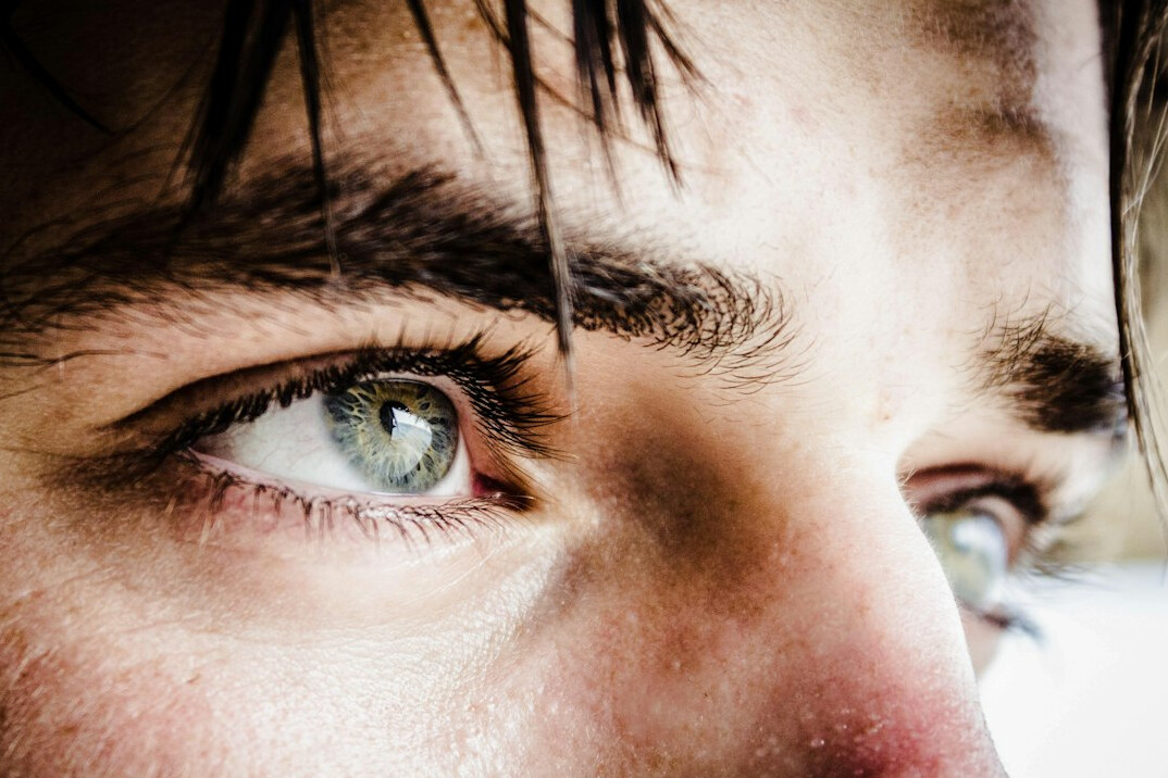eye contact in conversation